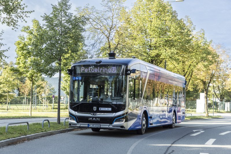 Autobus MAN Lion's City 12 E z zestawem czujników jazdy autonomicznej na dachu