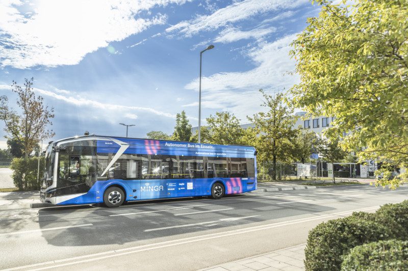 Autonomiczny autobus MAN Lion's City 12 E w barwach projektu MINGA na ulicy w Monachium