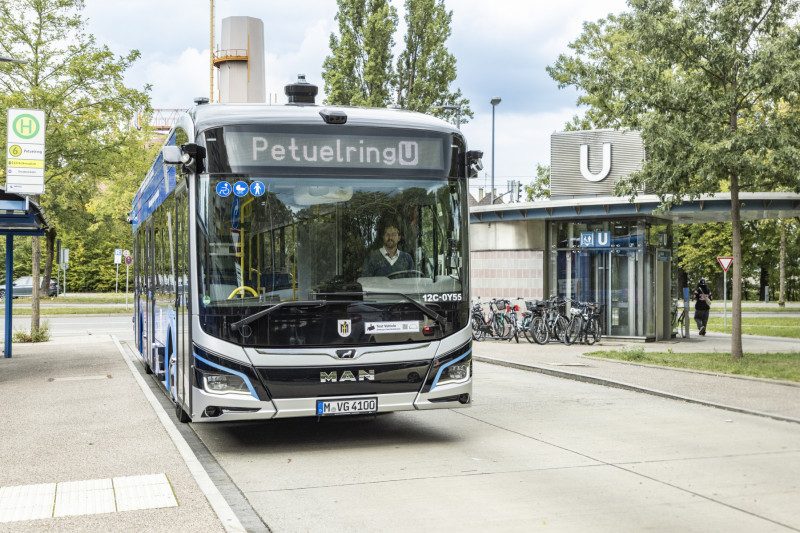 Autonomiczny autobus MAN Lion's City 12 E na przystanku Petuelring w Monachium