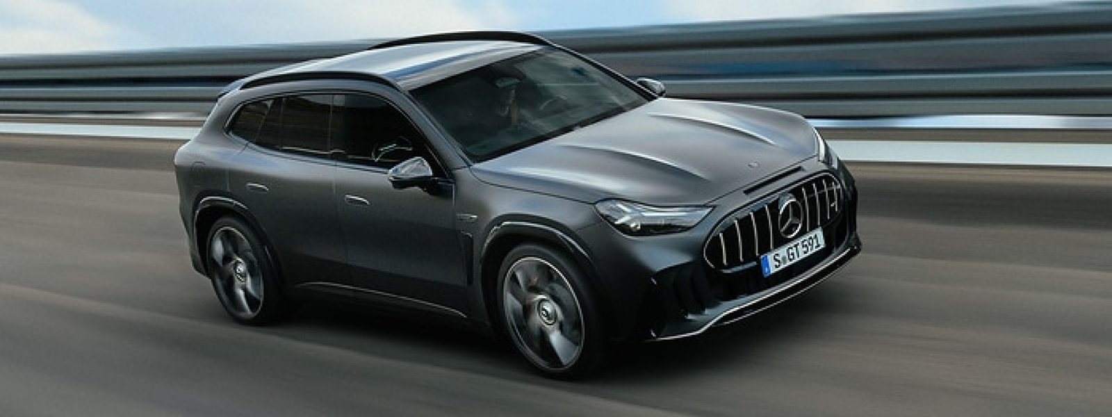 Mercedes-AMG GT SUV jadący po torze w szerokim kadrze, z rozmytym tłem