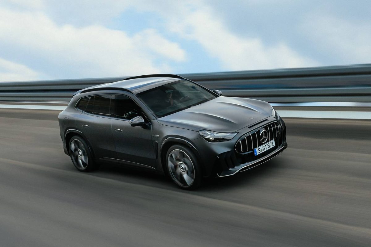 Mercedes-AMG GT SUV w szarym lakierze podczas jazdy po torze, widok trzech czwartych z przodu