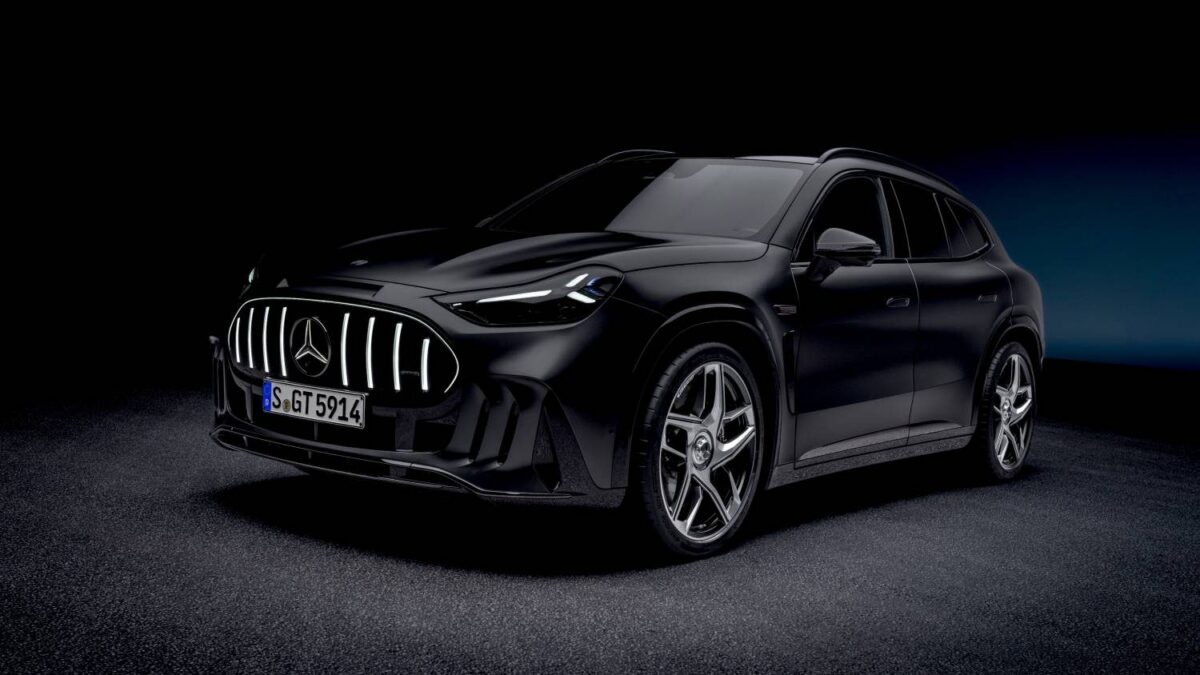 Mercedes-AMG GT SUV w czarnym lakierze na tle studyjnym, widok trzech czwartych z przodu