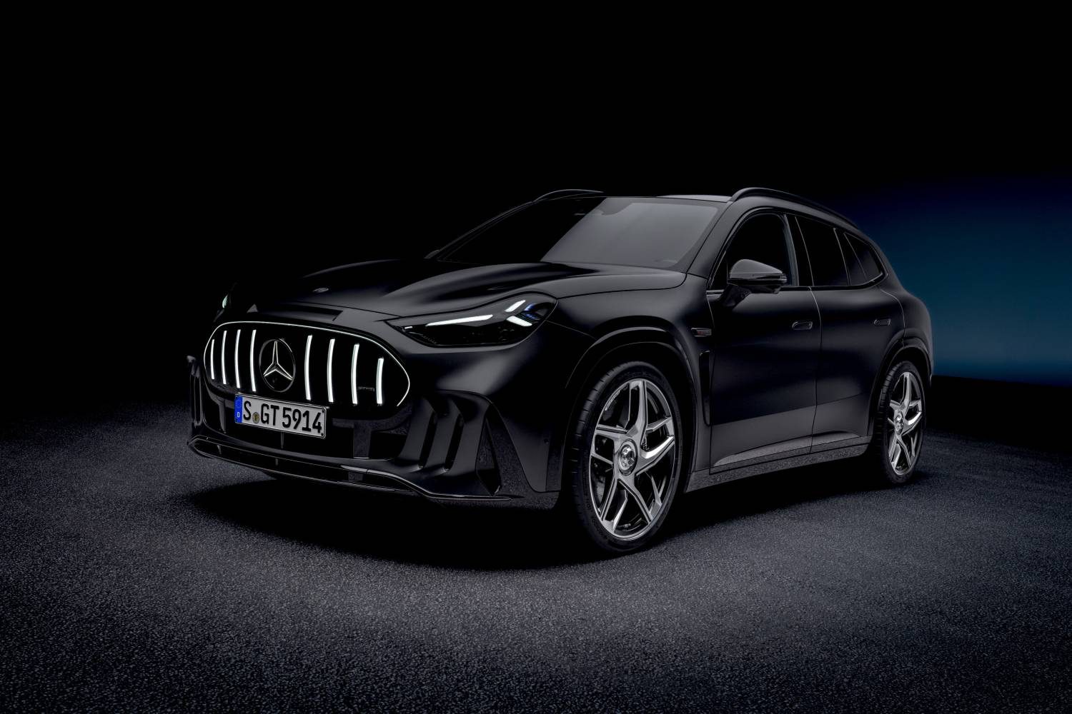 Mercedes-AMG GT SUV w czarnym lakierze na tle studyjnym, widok trzech czwartych z przodu