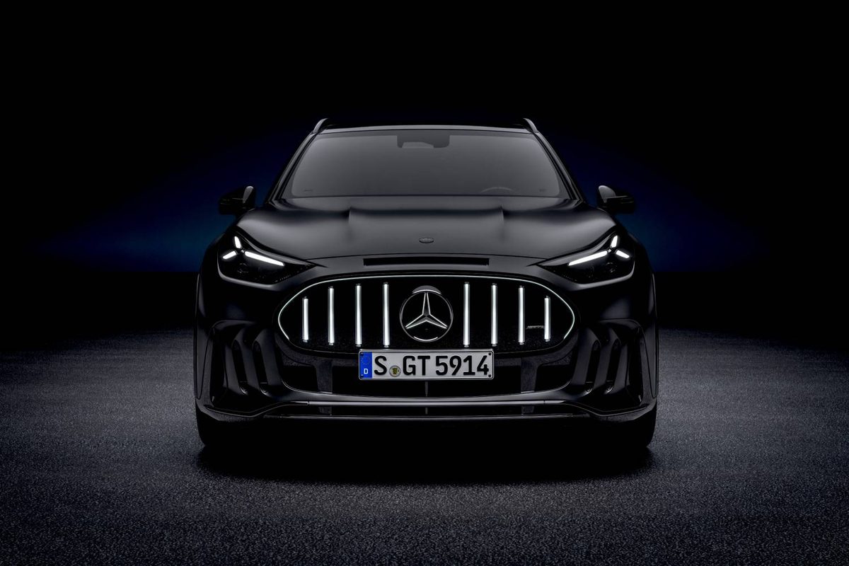 Mercedes-AMG GT SUV od przodu, z pionowymi listwami chłodnicy i podświetlanym emblematem