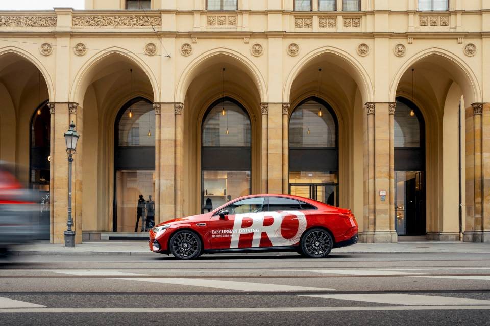 Mercedes-Benz CLA z oklejeniem PRO zaparkowany przed klasycystycznym gmachem