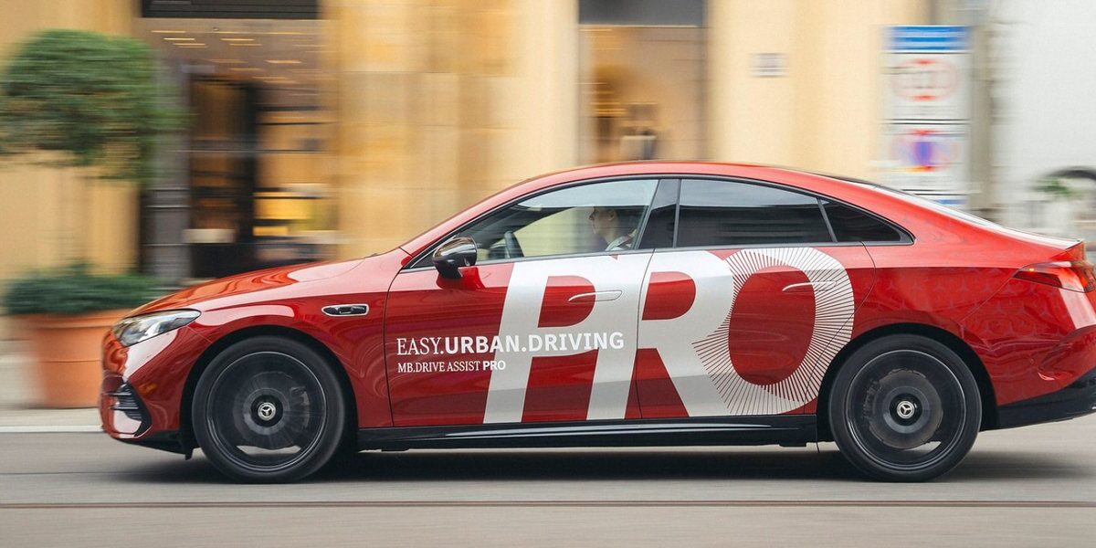 Mercedes-Benz CLA z oklejeniem MB.DRIVE ASSIST PRO na ulicy w mieście
