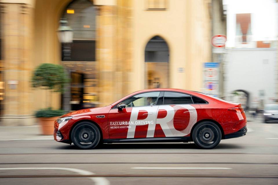Mercedes-Benz CLA w ruchu miejskim, zdjęcie z rozmyciem tła