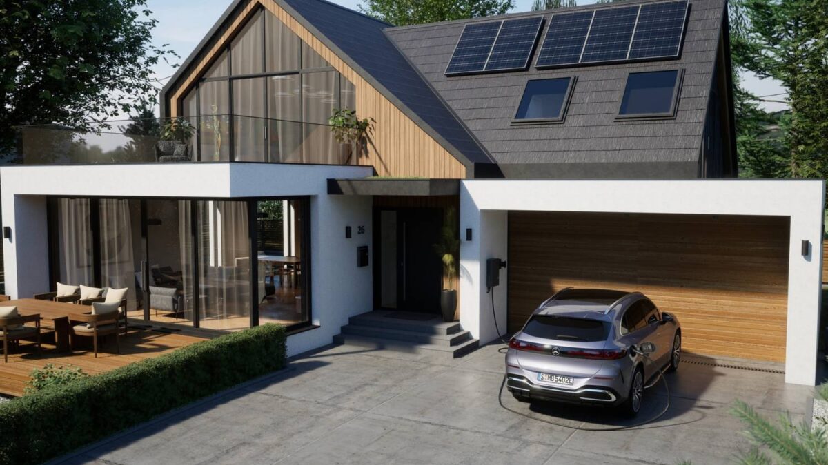 Dwukierunkowe ładowanie Mercedes-Benz w domu: wallbox na ścianie garażu i podłączony elektryk
