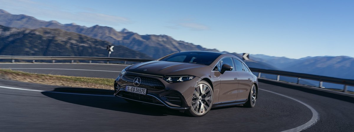 Mercedes-Benz EQS — elektryczna limuzyna w alpejskim zakręcie