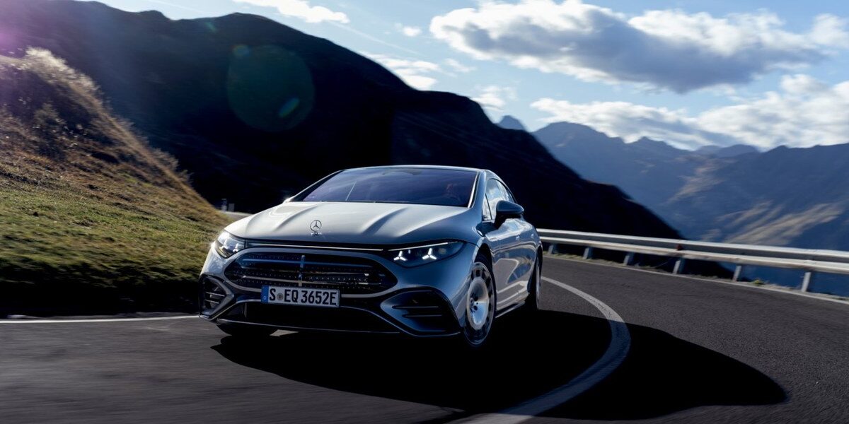Mercedes-Benz EQS — elektryczna limuzyna na górskiej drodze