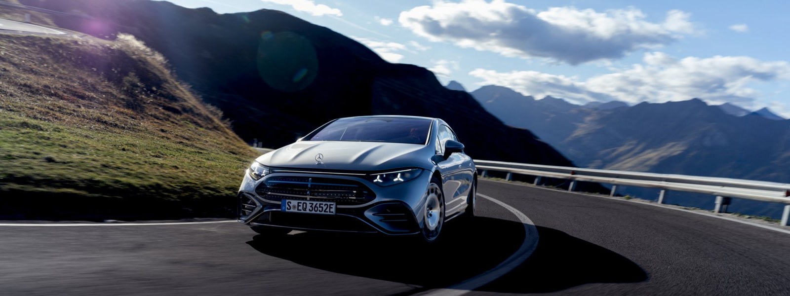 Mercedes-Benz EQS — elektryczna limuzyna na górskiej drodze