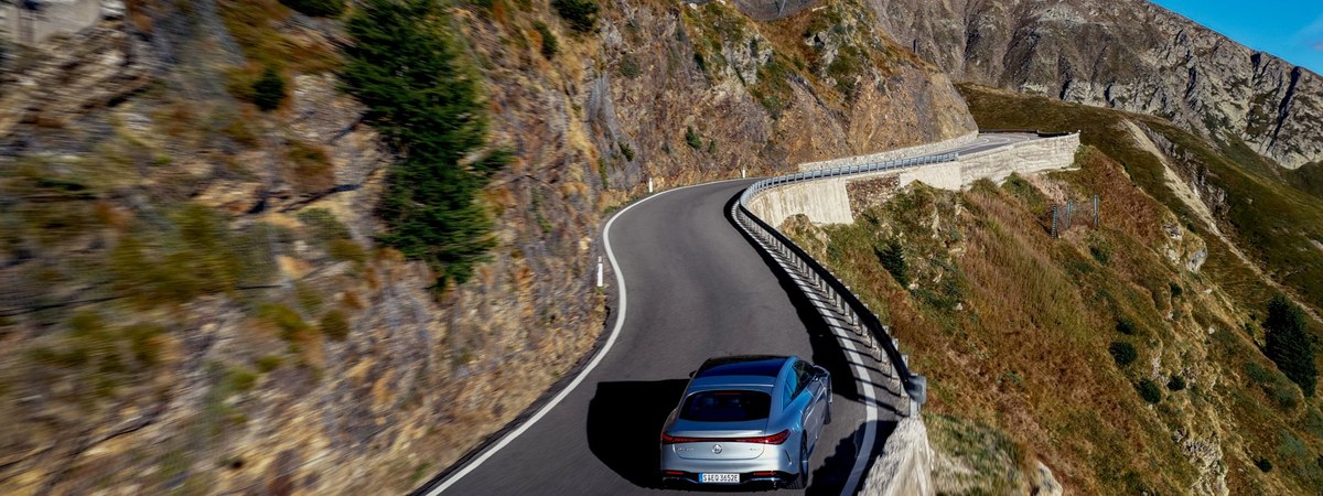 Mercedes-Benz EQS — widok z tyłu na serpentynie górskiej drogi