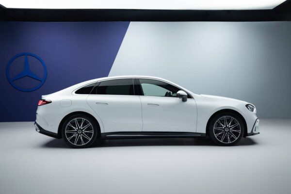 Mercedes-Benz C-Klasa elektryczna – widok z boku