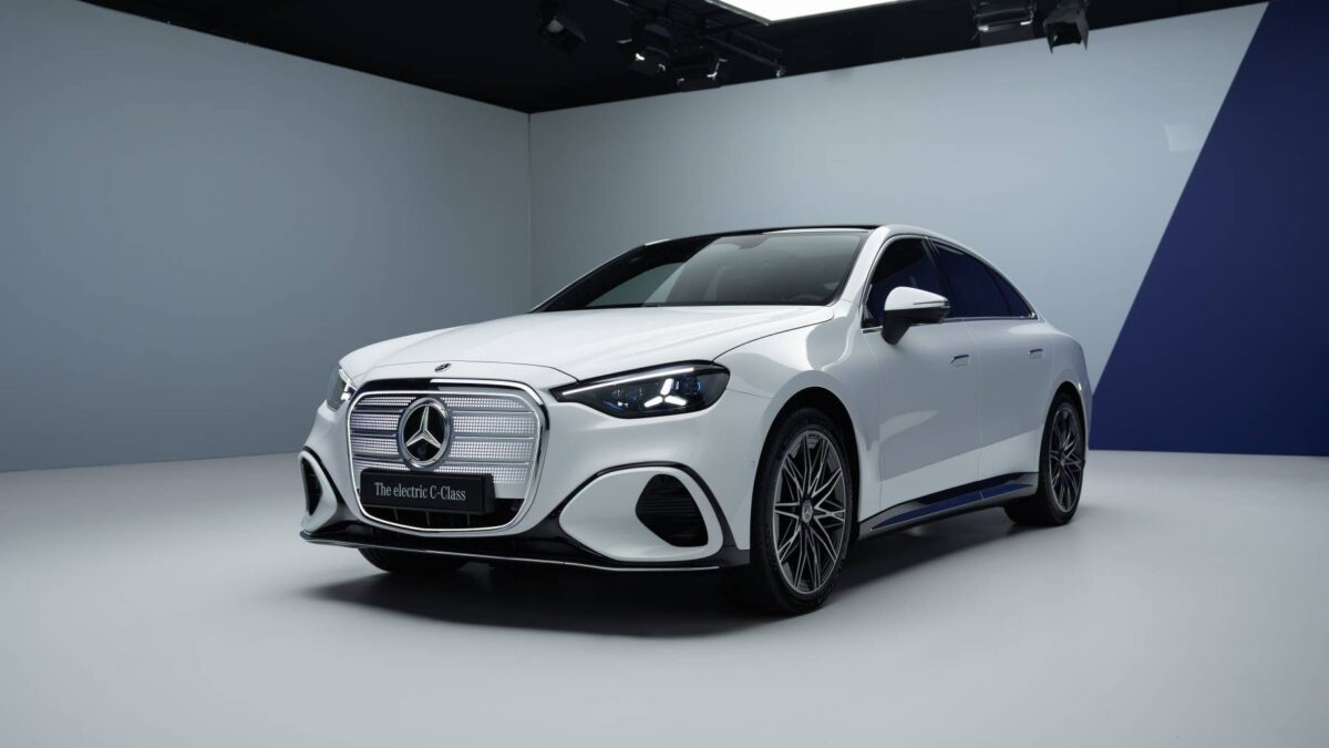 Mercedes-Benz C-Klasa elektryczna C 300 4MATIC (2026) – widok z przodu