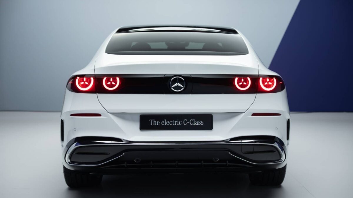 Mercedes-Benz C-Klasa elektryczna C 300 4MATIC (2026) – widok z tyłu