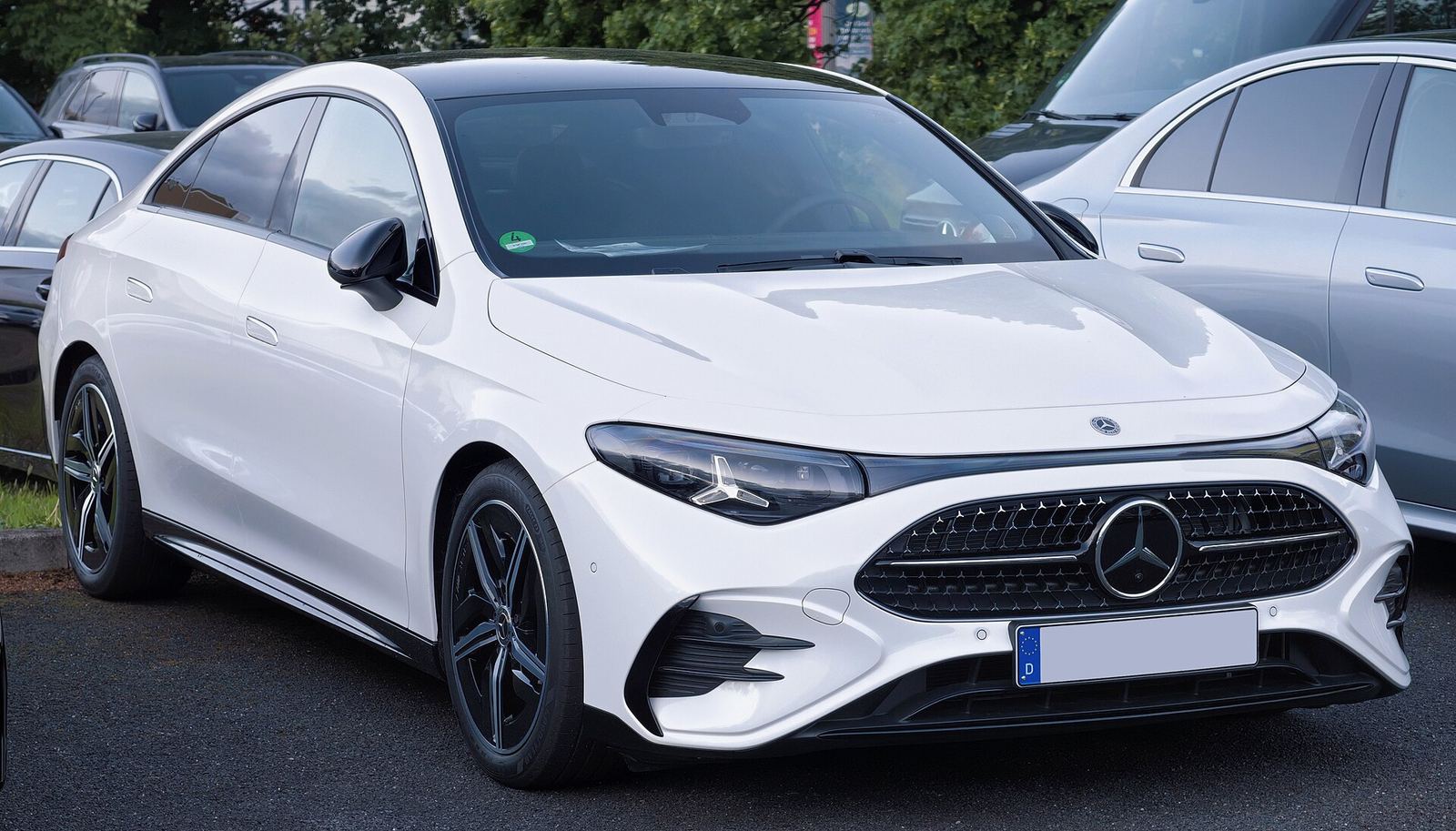 Mercedes CLA 220 4MATIC AMG Line C 178 widziany z przodu na ulicy