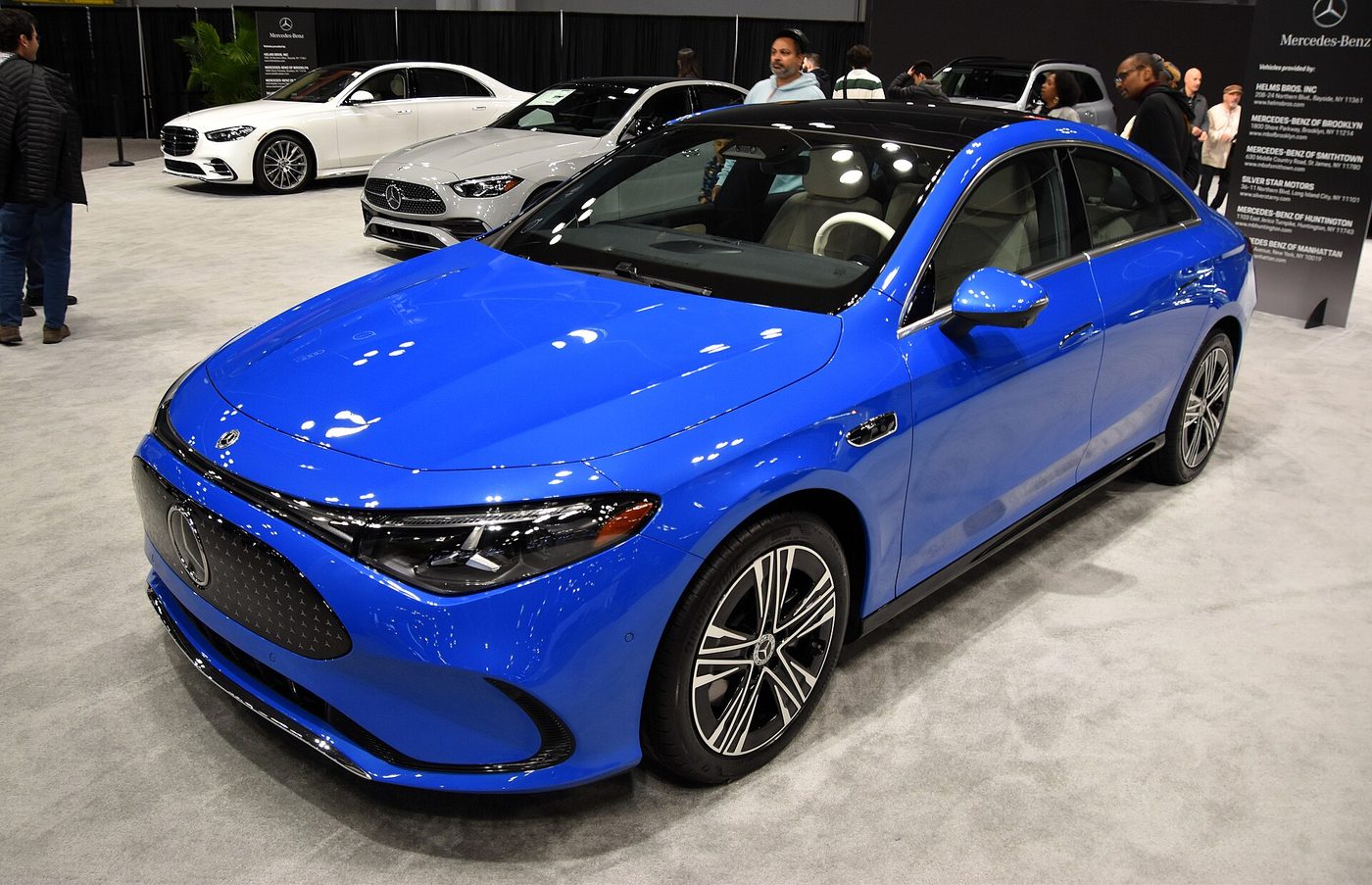 Niebieski Mercedes-Benz CLA 250+ z napędem elektrycznym na wystawie samochodowej