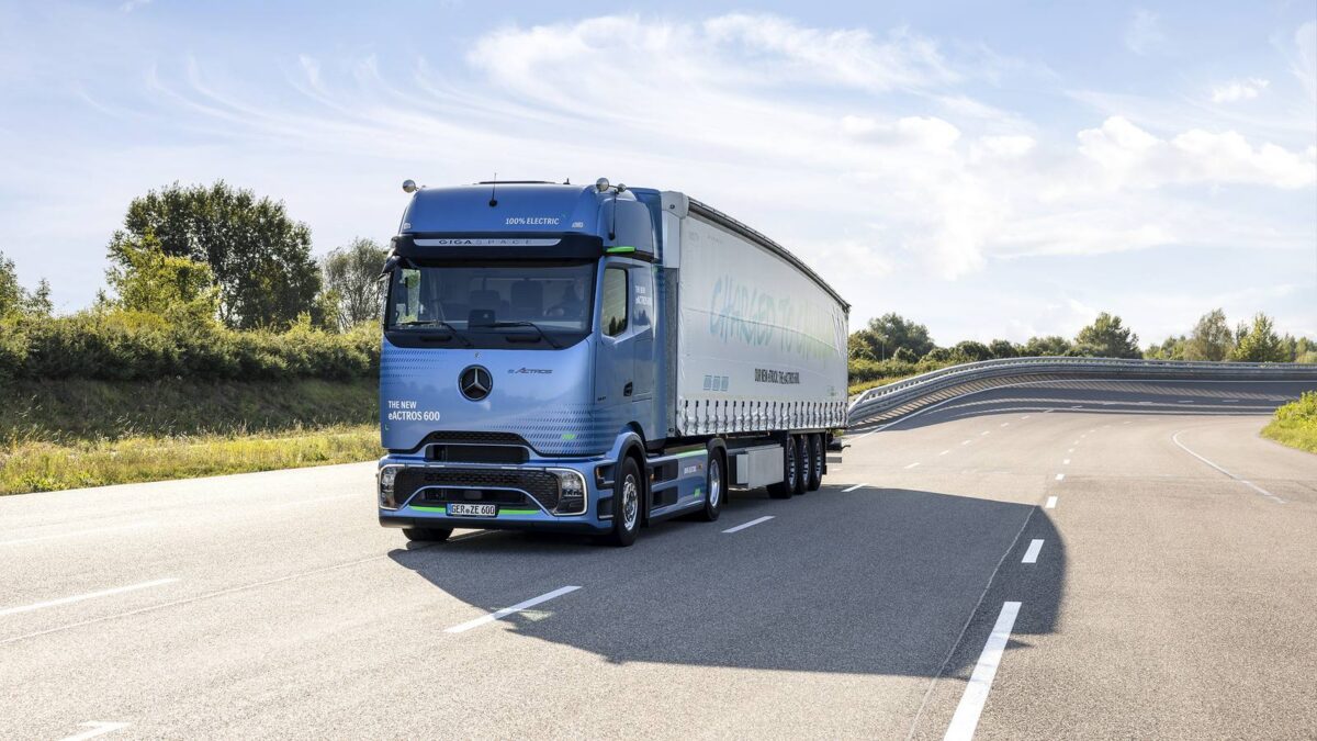 Mercedes-Benz eActros 600, elektryczna ciężarówka na drodze, badanie o tym, czy elektryczne ciężarówki są tańsze od diesla