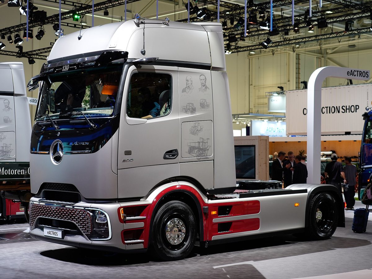Elektryczny ciągnik Mercedes-Benz eActros 600 w edycji 130 Years Trucks