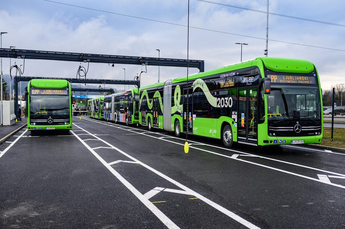 Przegubowy Mercedes-Benz eCitaro G oraz autobus eCitaro przy stanowiskach ładowania z pantografem