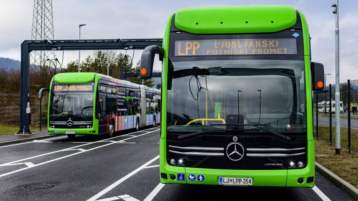 Dwa zielone autobusy Mercedes-Benz eCitaro przewoźnika LPP na zajezdni w Lublanie