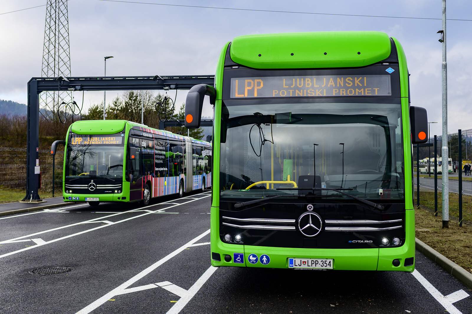 Dwa zielone autobusy Mercedes-Benz eCitaro przewoźnika LPP na zajezdni w Lublanie