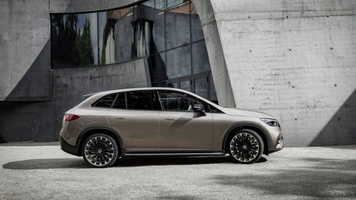 Mercedes-Benz EQE SUV – widok z boku