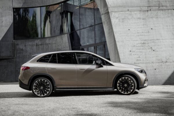Mercedes-Benz EQE SUV – widok z boku