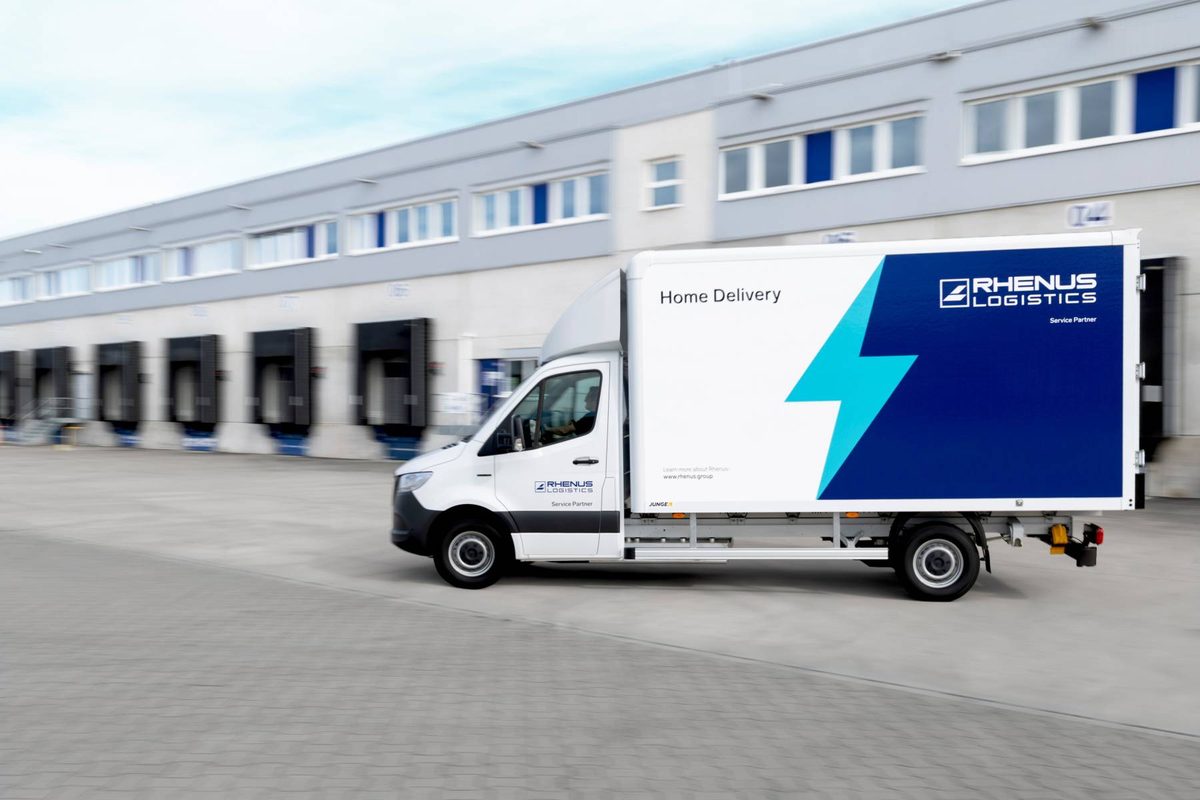 Mercedes-Benz eSprinter w barwach Rhenus Logistics Home Delivery na placu przed magazynem