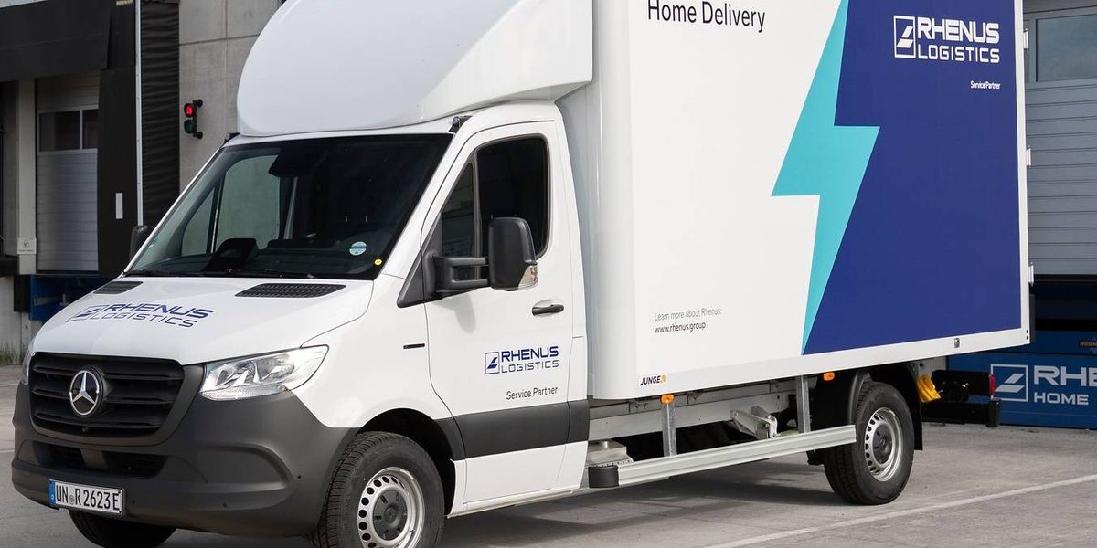 Mercedes-Benz eSprinter dla Rhenus z kontenerową zabudową Home Delivery przed halą