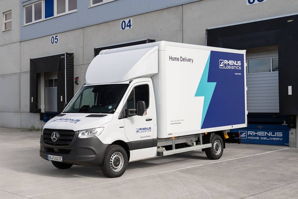 Elektryczny Mercedes-Benz eSprinter Rhenus przy rampach przeładunkowych magazynu