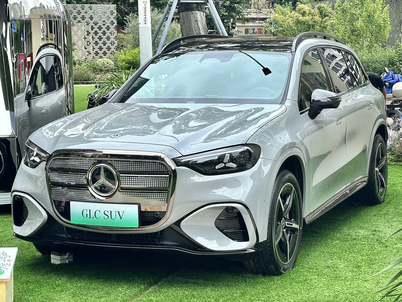 Srebrny Mercedes-Benz GLC 350L Electric z tablicą rejestracyjną GLC SUV