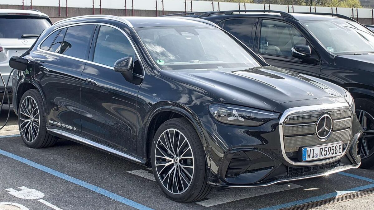 Elektryczny Mercedes-Benz GLC z technologią EQ na parkingu ze stanowiskiem ładowania
