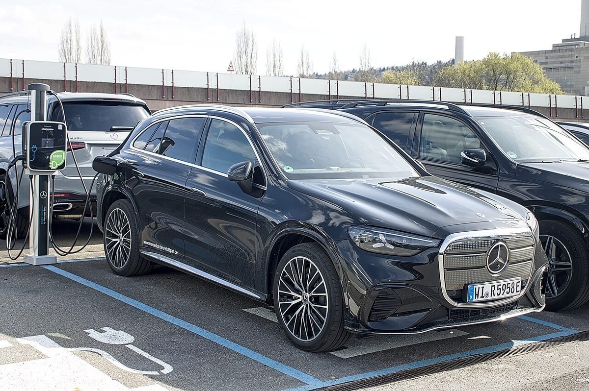 Elektryczny Mercedes GLC z EQ Technology widziany z przodu