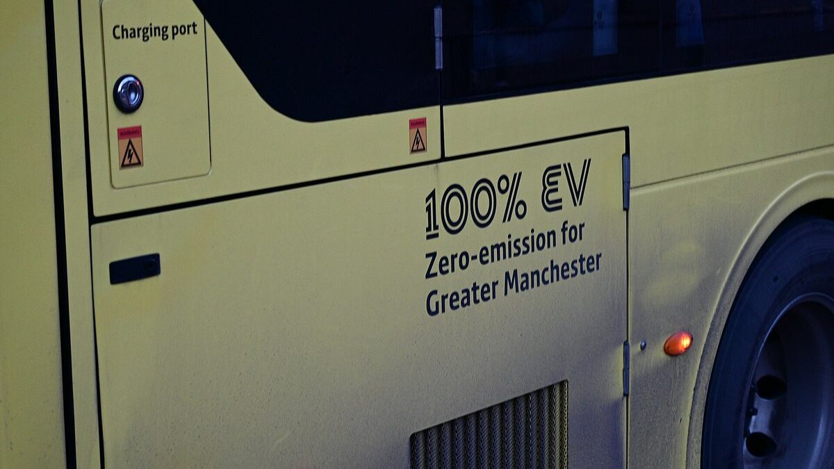 Gniazdo ładowania i oznaczenie 100 proc. EV na elektrycznym autobusie Bee Network w Manchesterze
