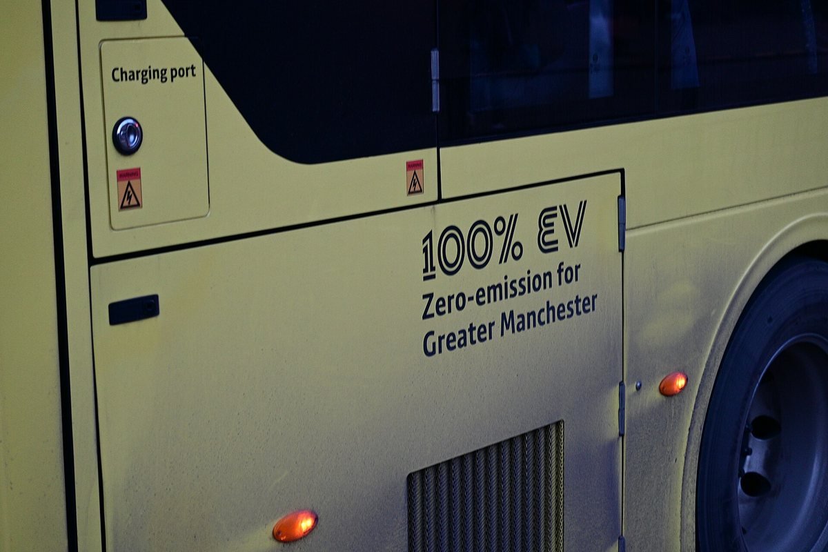Gniazdo ładowania i oznaczenie 100 proc. EV na elektrycznym autobusie Bee Network w Manchesterze