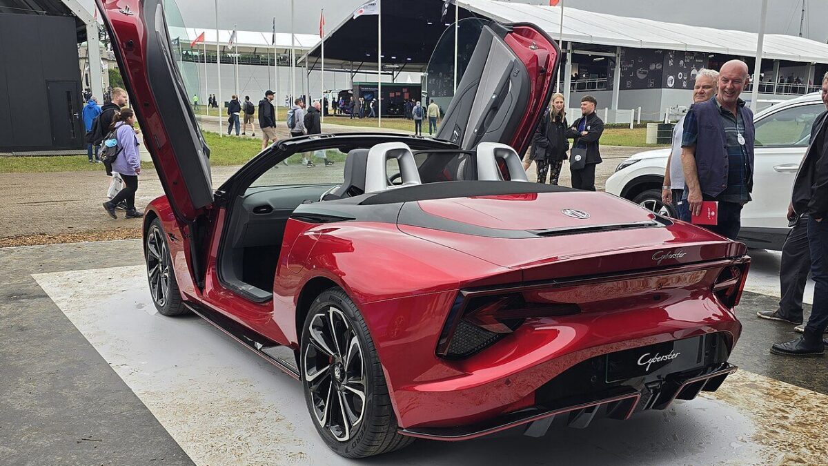 MG Cyberster AWD 77 kWh (2025) – widok z tyłu