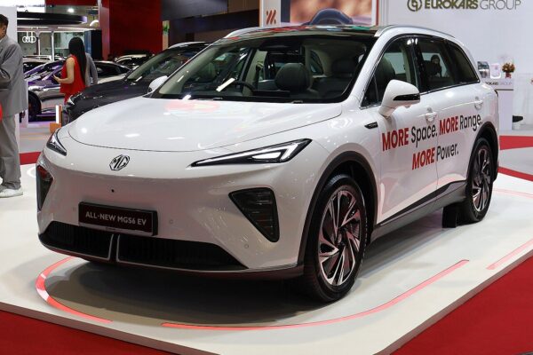 MG S6 EV – widok z boku