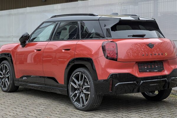 Mini Aceman (2024) – widok z tyłu