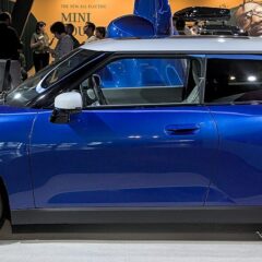 Mini Cooper E (2024) – widok z boku
