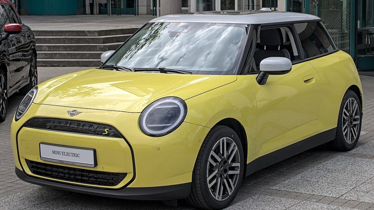 Mini Cooper E (2024) – widok z przodu