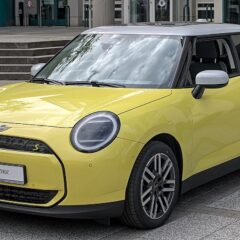 Mini Cooper E (2024) – widok z przodu