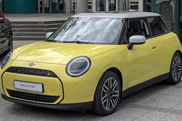 Mini Cooper (2024) – widok z przodu