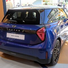 Mini Cooper E (2024) – widok z tyłu