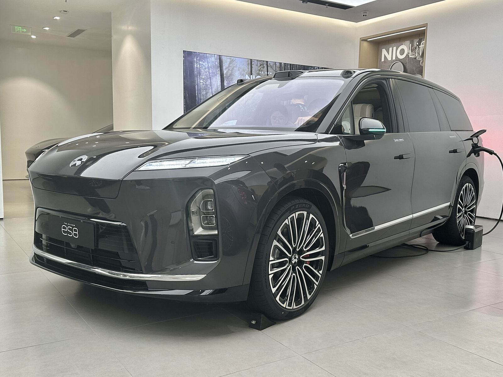 NIO ES8 trzeciej generacji w salonie marki – najnowsza wersja flagowego SUV-a
