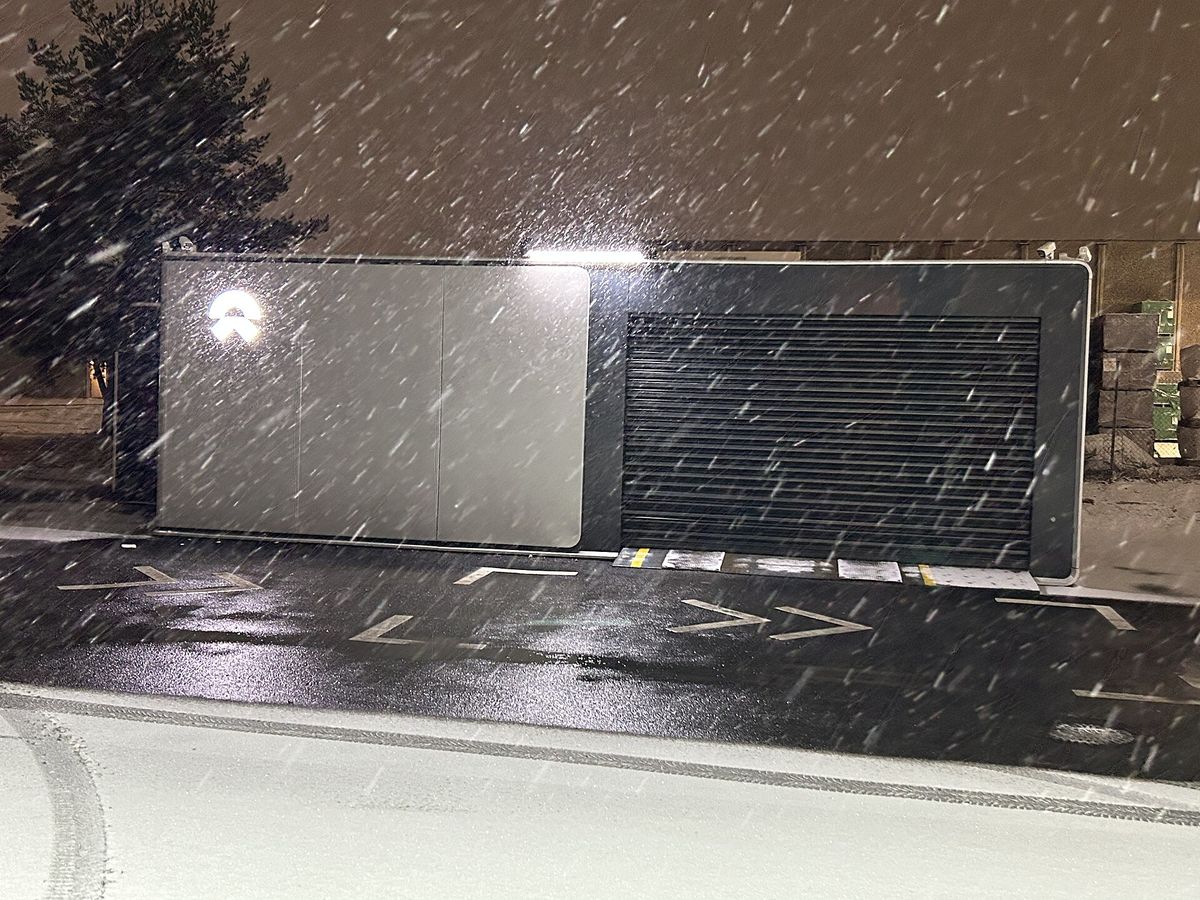 Automatyczna stacja wymiany baterii NIO w Oslo widziana z drugiej strony, zimą