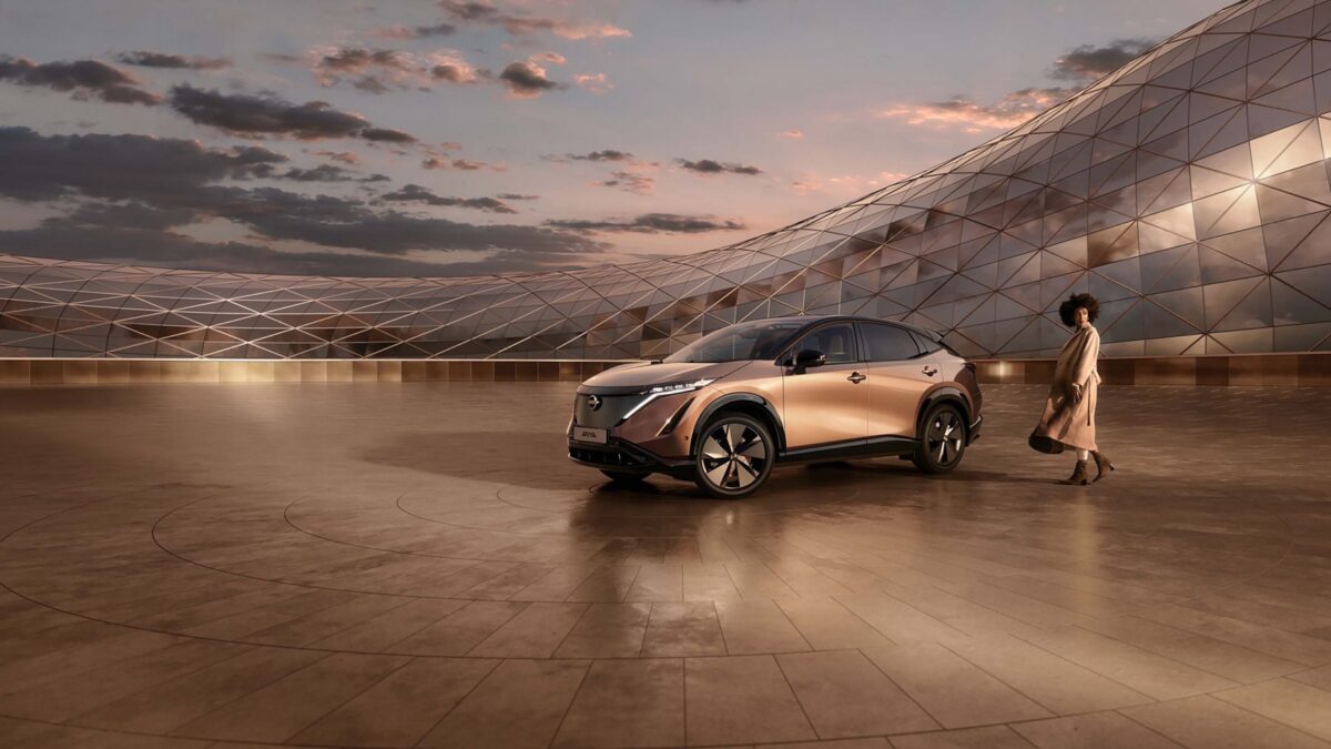 Nissan Ariya – widok z boku