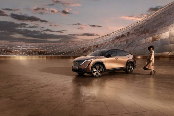 Nissan Ariya – widok z boku
