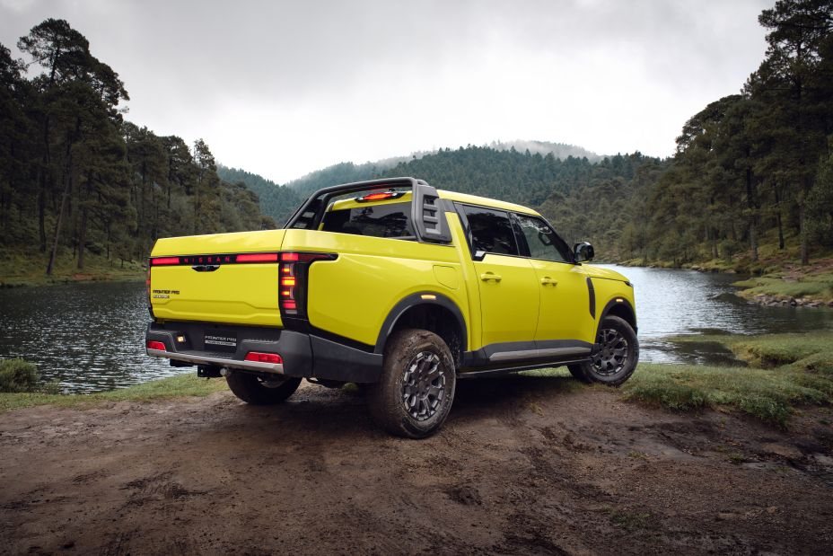 Tył pickupa Nissan Frontier Pro PHEV z otwartą skrzynią ładunkową