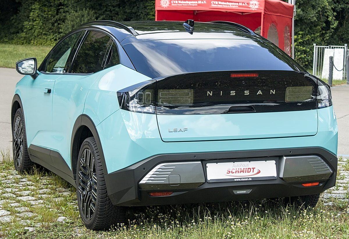 Nissan Leaf 2026 widziany od tyłu, jasnoniebieski lakier, targi motoryzacyjne